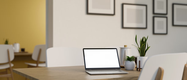 在最小的餐厅里，木制餐桌上的笔记本电脑模型和其他东西。图片下载