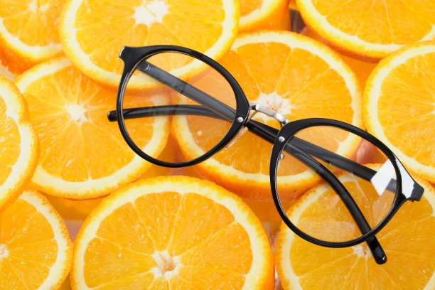 时髦的laza眼镜上圆形橙色切片，橙色图案的背景图片下载