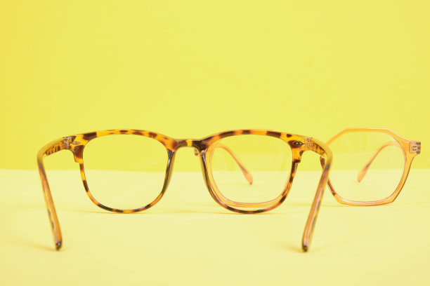 很多时髦时髦的眼镜在黄色的背景上矫正视力图片下载