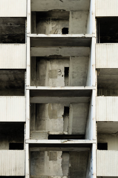 被遗弃和不宜居住的公寓大楼被大火烧毁图片下载