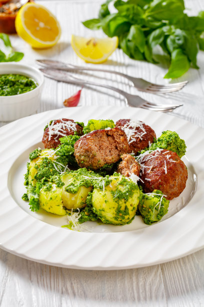 芬兰牛肉丸子配土豆和香蒜酱图片下载