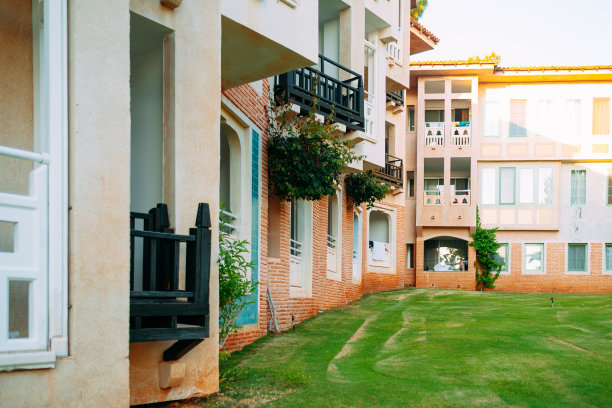 希腊风格的旧住宅的石头立面图片下载