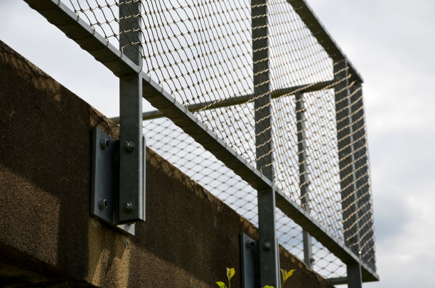 梯田围栏，栏杆用金属管填充钢索网。护栏网不锈钢护栏。木地板、公园舞池、铁丝、镀锌栏杆、栏杆图片下载