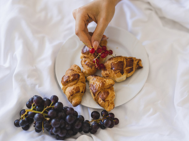 美味健康的床上早餐图片下载