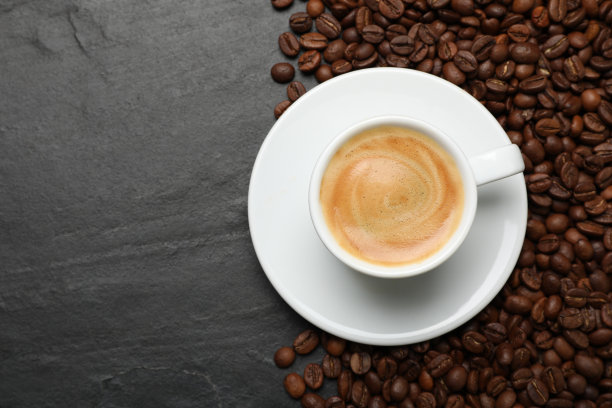 杯热饮和豆子在黑色的桌子上，顶视图与文字空间。休息时间图片下载