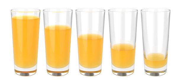 一套白色背景的橙汁玻璃杯，3D渲染图片下载
