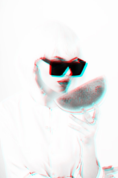 妇女与白色假发持有切片西瓜在rgb颜色分裂效果图片下载