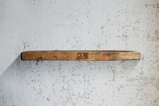 白色旧墙上的木架子。图片下载