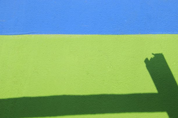 蓝色和绿色的空墙和黑色的影子图片下载