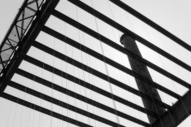 捷克共和国奥什拉瓦Dolni Vitkovice工业区高大的砖烟囱的剪影图片下载