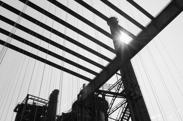 捷克共和国奥什拉瓦Dolni Vitkovice工业区高大的砖烟囱的剪影图片下载