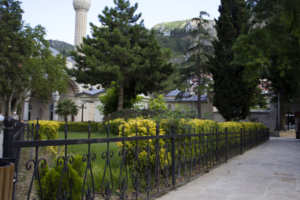 花园和角落的铁栅栏图片下载