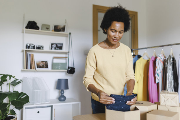 女商人用纸板箱包装衣服图片下载