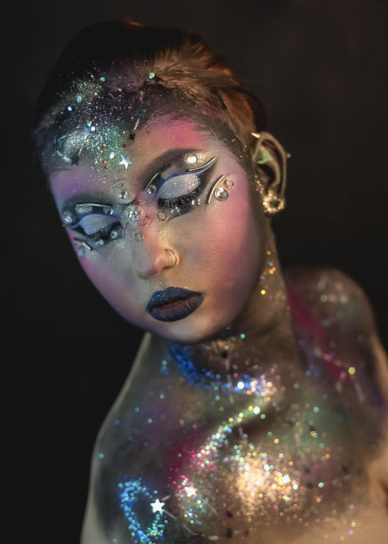 有创意的化妆女孩用水钻和穿孔图片下载