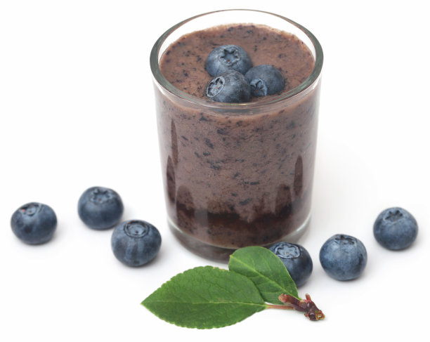 用玻璃杯盛新鲜的蓝莓和果汁图片下载