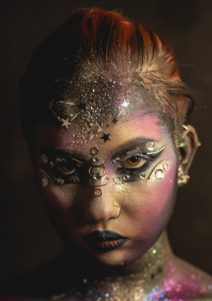 有创意的化妆女孩用水钻和穿孔图片下载