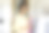 非洲女商人一边用电子平板电脑，一边把衣服装在纸箱里图片下载
