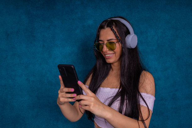 女性用智能手机浏览社交媒体图片下载