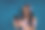 女性用智能手机浏览社交媒体图片下载