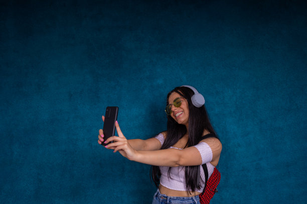 女性用智能手机浏览社交媒体图片下载