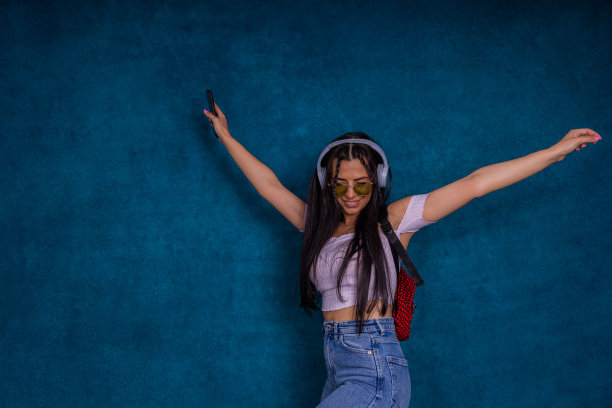 女孩随着音乐起舞图片下载