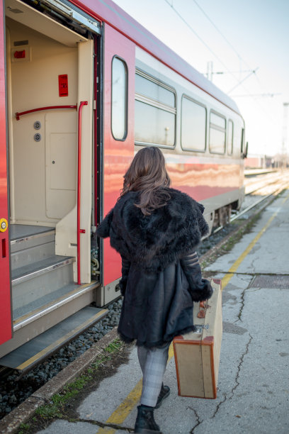 旅客在车站等候火车图片下载