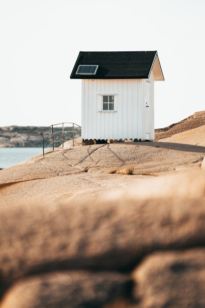 1890年建于瑞典西海岸吕塞基尔的老灯塔。图片下载