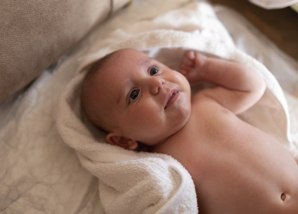 刚出生的女婴在淋浴后看着她的妈妈图片下载