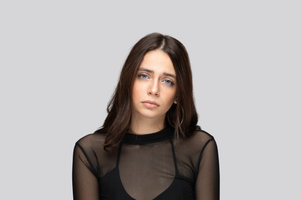 一个年轻美丽的女人显示情绪前视图工作室照片拍摄图片下载