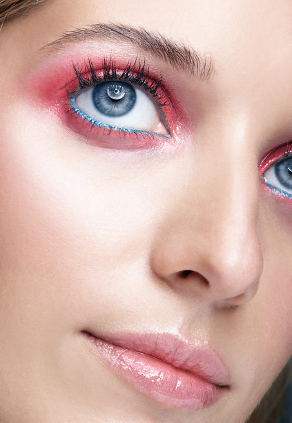 特写微距拍摄的女性的脸和粉红色烟熏妆图片下载