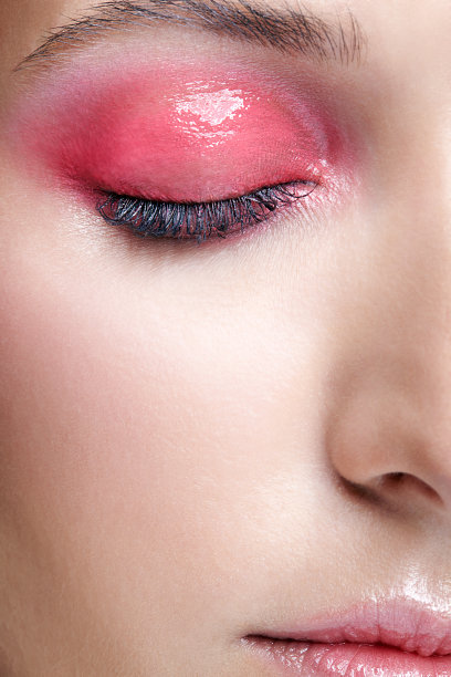 特写微距拍摄的女性的脸和粉红色烟熏妆图片下载