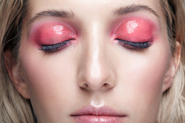 特写微距拍摄的女性的脸和粉红色烟熏妆图片下载