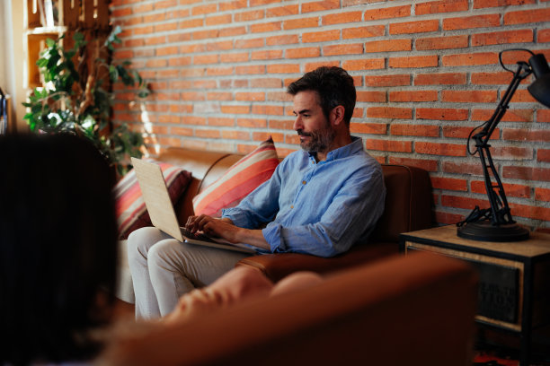 中年男性在家远程工作图片下载