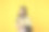 肖像快乐休闲的亚洲女生与背包，耳机和笔记本电脑孤立的黄色背景。回归学校和学习理念。图片下载