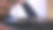特写一个男人把一张黑胶唱片放进转盘，唱片开始旋转，一根针慢慢放上去播放音乐。复古在家听音乐。图片下载