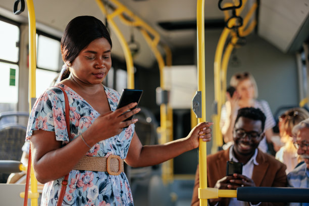 非裔美国妇女在班车上发短信图片下载