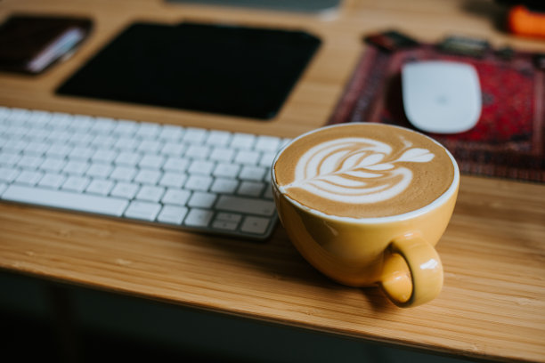 一杯卡布奇诺配上漂亮的拉花图片下载