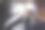 从飞机窗户拍摄视频。成熟女人在飞行过程中从窗口拍视频。图片下载