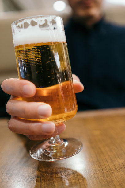 一个拿着啤酒杯的男人图片下载