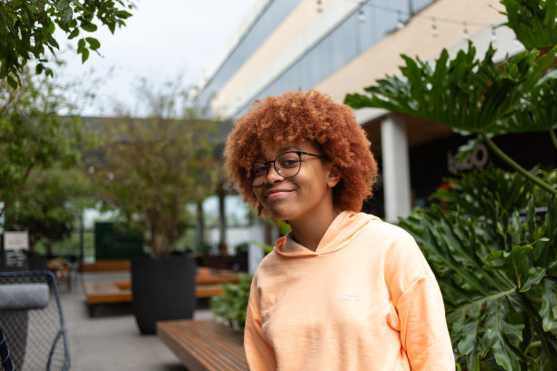 黑人小孩的肖像和在电影院前图片下载