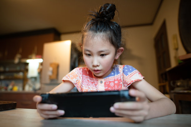 女孩在家里玩电子游戏图片下载