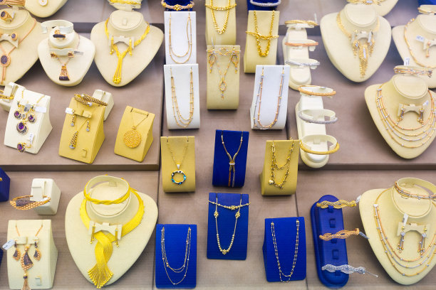 一家珠宝店柜台上的黄金珠宝特写图片下载