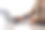 女商人手持信用卡，使用笔记本电脑。特写女性的手信用卡支付。网上购物的概念。图片下载