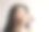 有吸引力的女孩喝着干净的水，杯子在女性的手中靠近图片下载