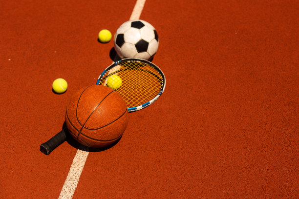 黑色背景上的一组运动器材，包括网球、篮球、足球和拳击器材，背景上有拷贝空间图片下载