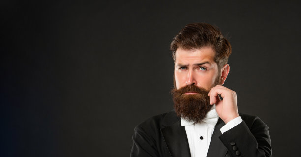 野蛮的绅士在燕尾服在黑色的背景复制空间，燕尾服图片下载