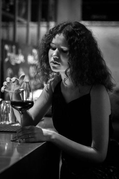 女人在餐厅图片下载