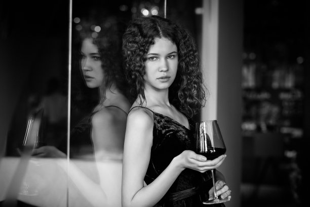 女人与酒图片下载
