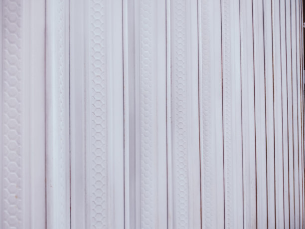 白色金属折叠门背景和质感。纹理有波纹金属薄板，白色或灰色镀锌钢板卷帘门。图片下载