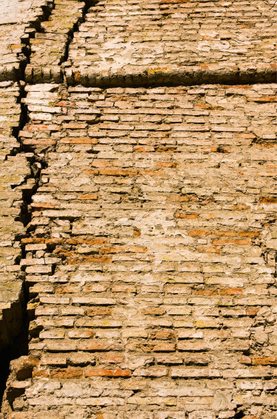 带有自然缺陷的旧纹理砖墙。划痕、裂纹、裂缝。砖墙纹理背景。混色工业砖墙。瓷砖。复古的效果图片下载